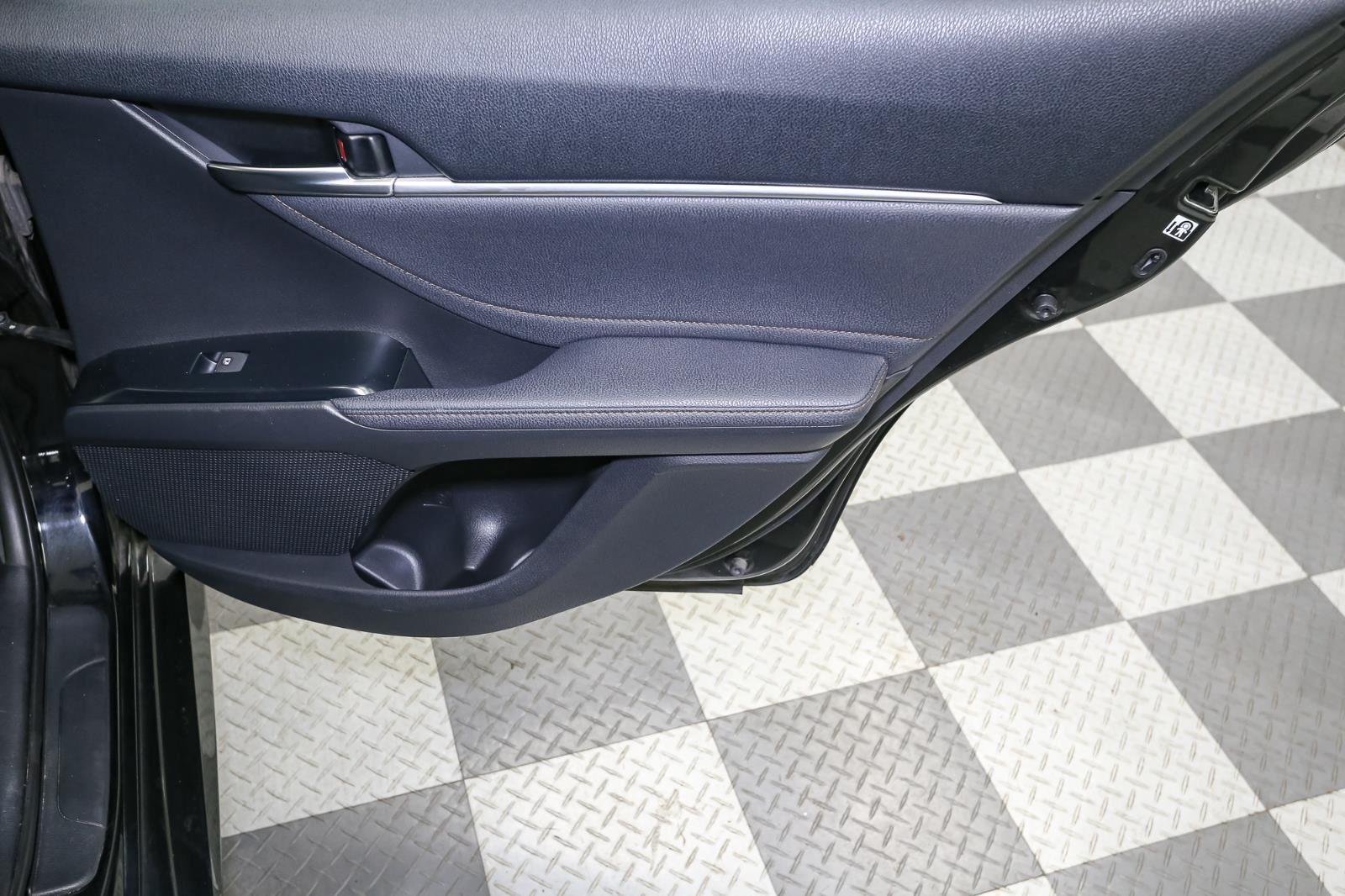 2018 Toyota Camry XLE photo 19