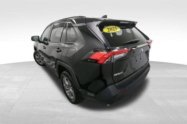 2025 Toyota RAV4 XLE photo 9