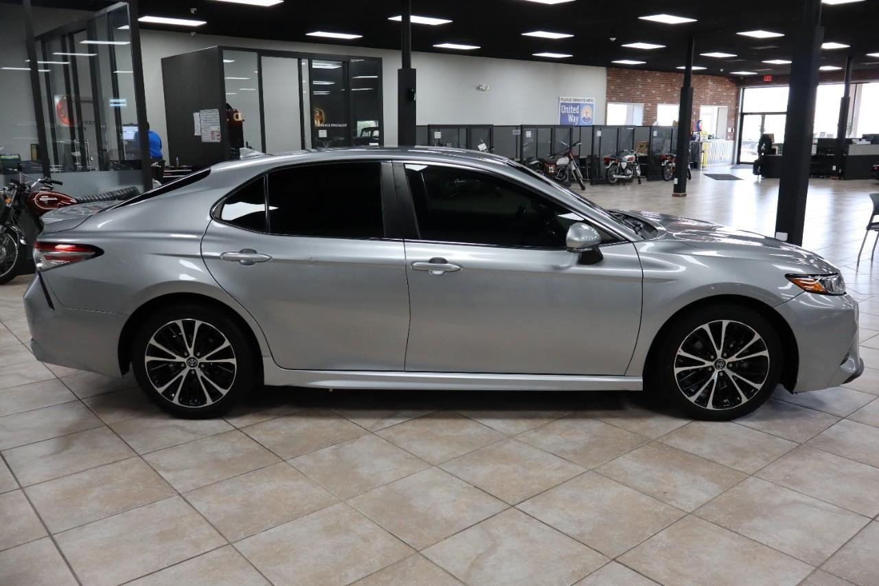 2019 Toyota Camry SE XLE photo 6