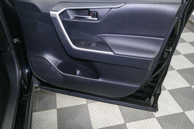 2025 Toyota RAV4 XLE photo 17