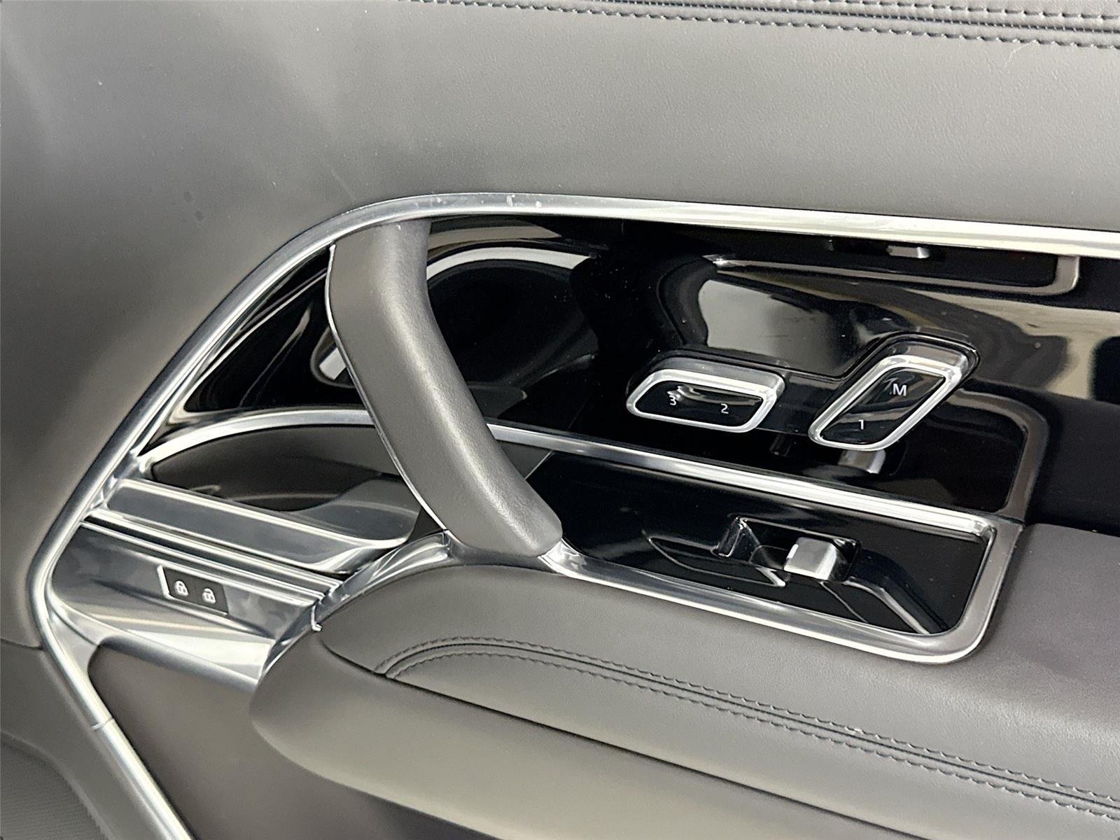 2023 Land Rover Range Rover SE photo 32