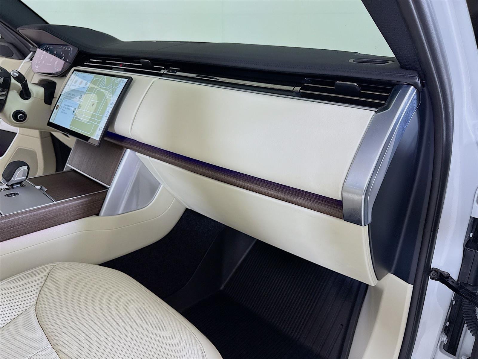 2024 Land Rover Range Rover SE SV photo 32