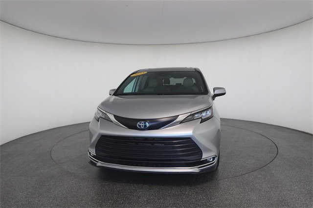 2023 Toyota Sienna XLE photo 32