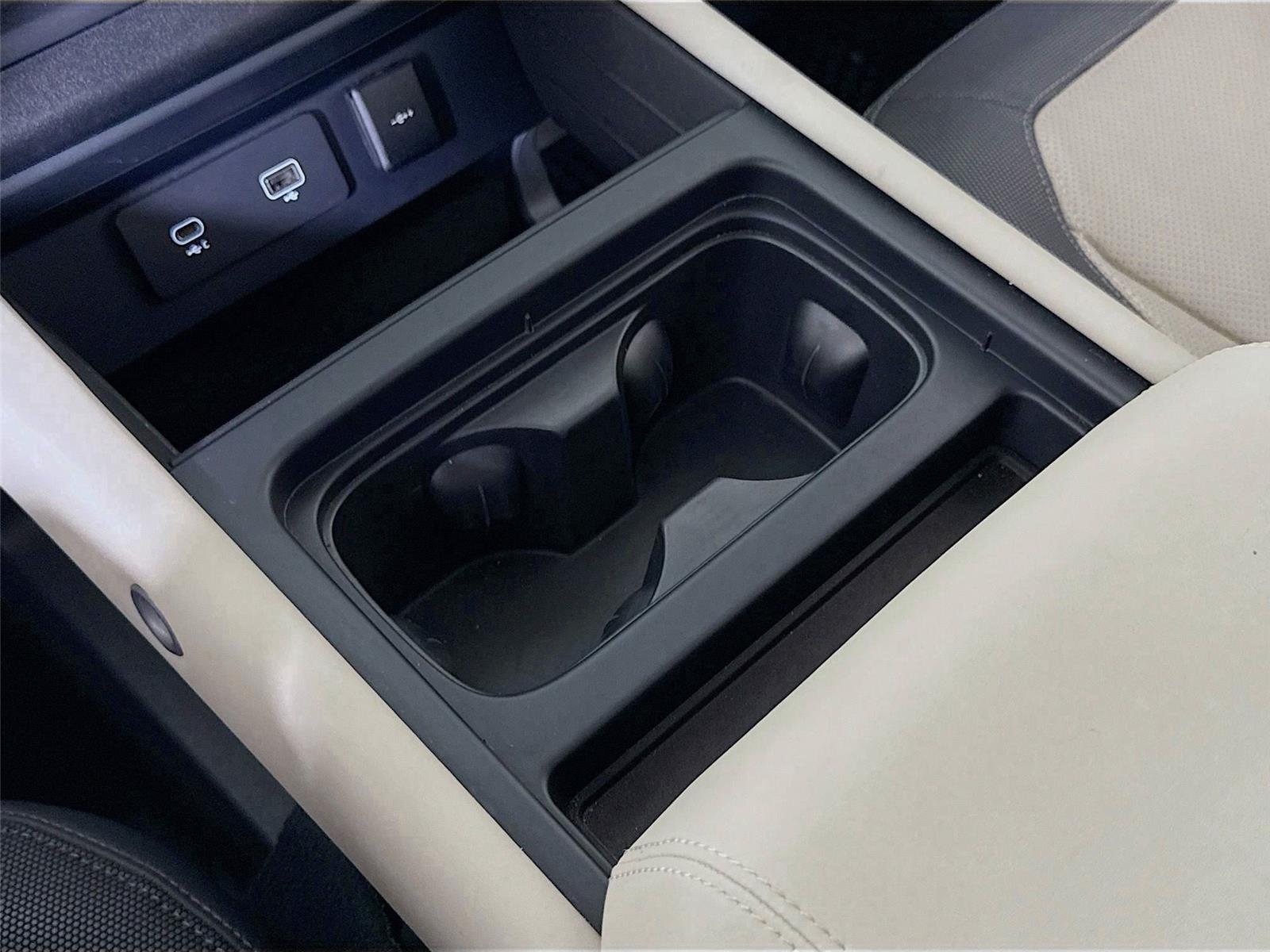 2024 Land Rover Defender X-Dynamic SE photo 13