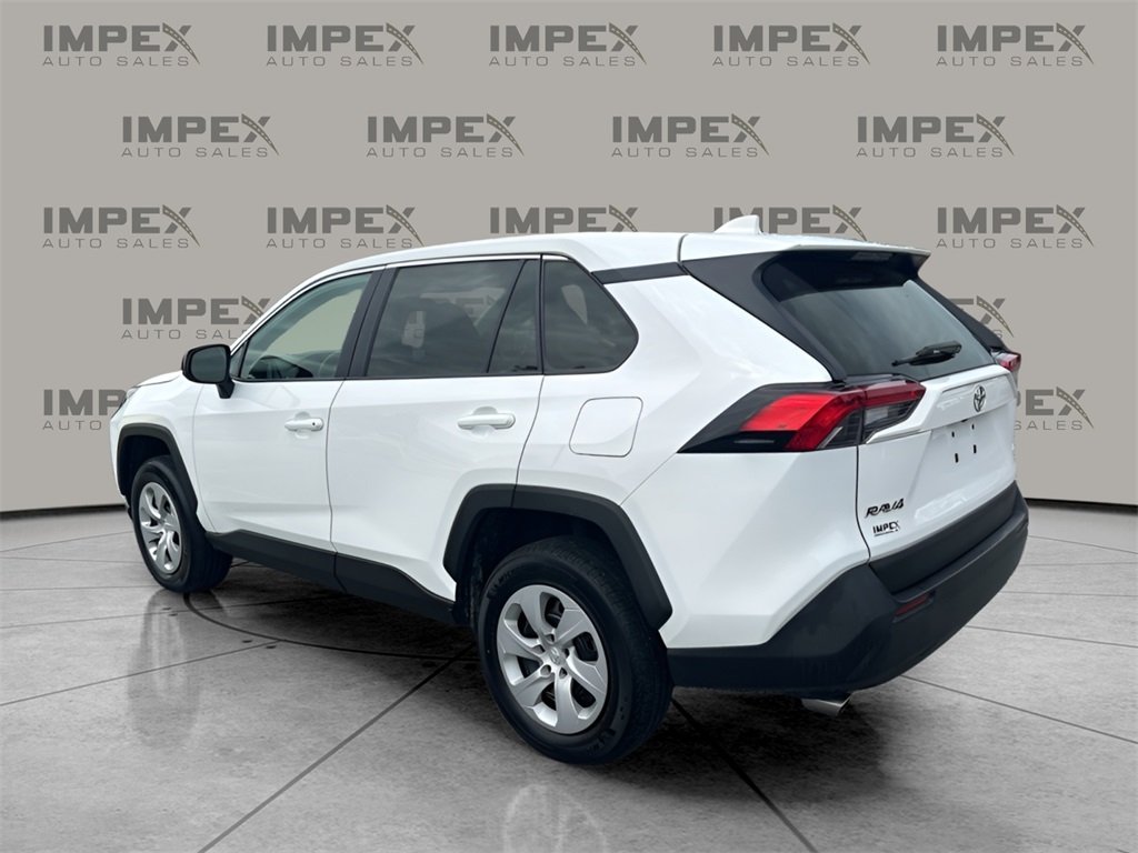2024 Toyota RAV4 LE photo 3