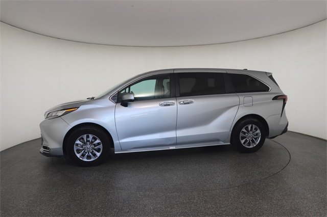 2023 Toyota Sienna XLE photo 6