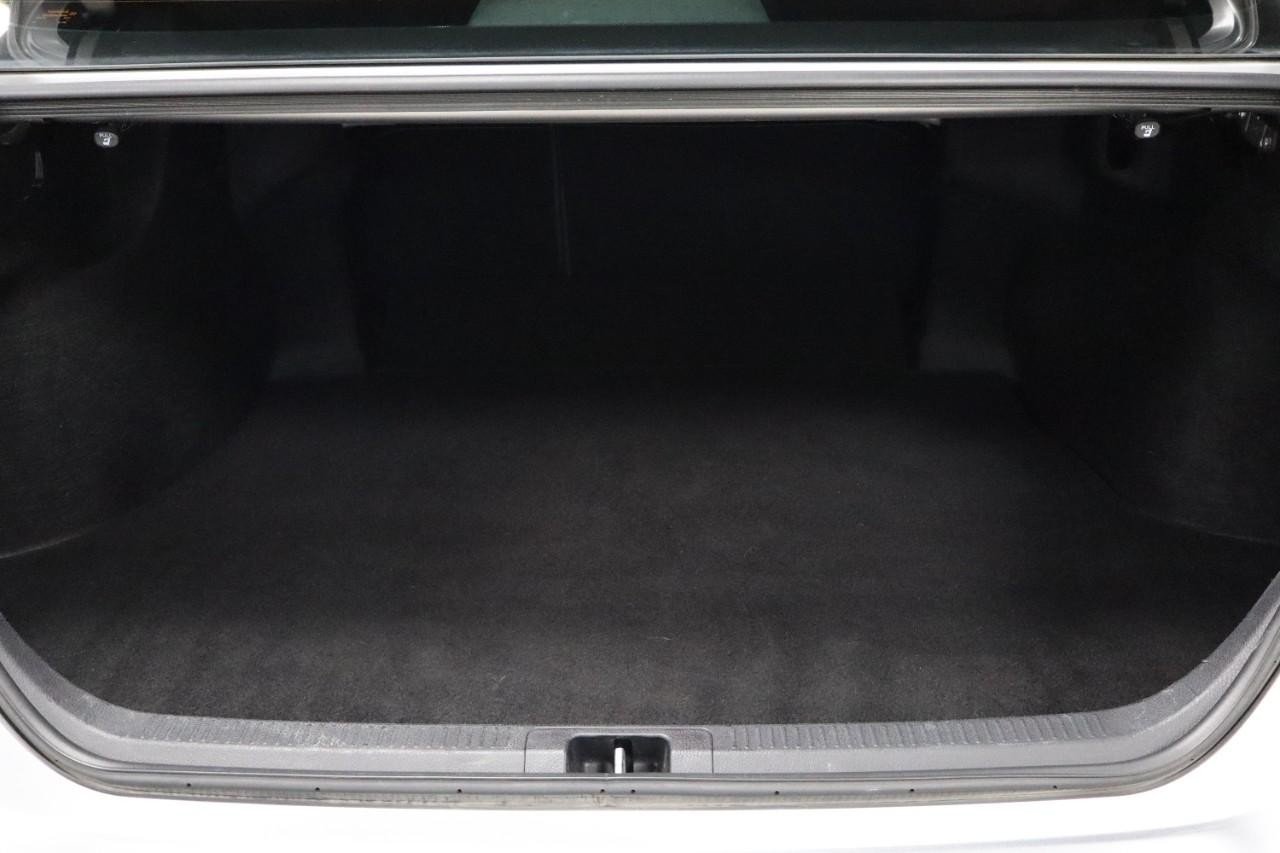 2019 Toyota Camry SE XLE photo 17