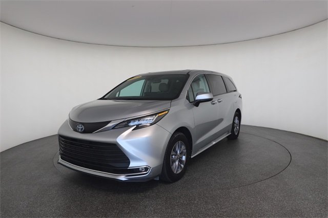2023 Toyota Sienna XLE photo 2