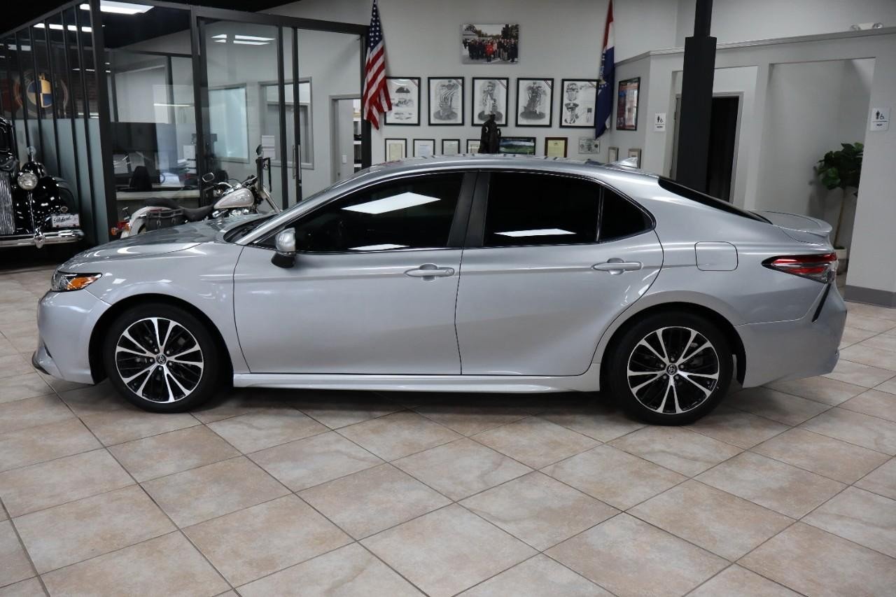 2019 Toyota Camry SE XLE photo 2