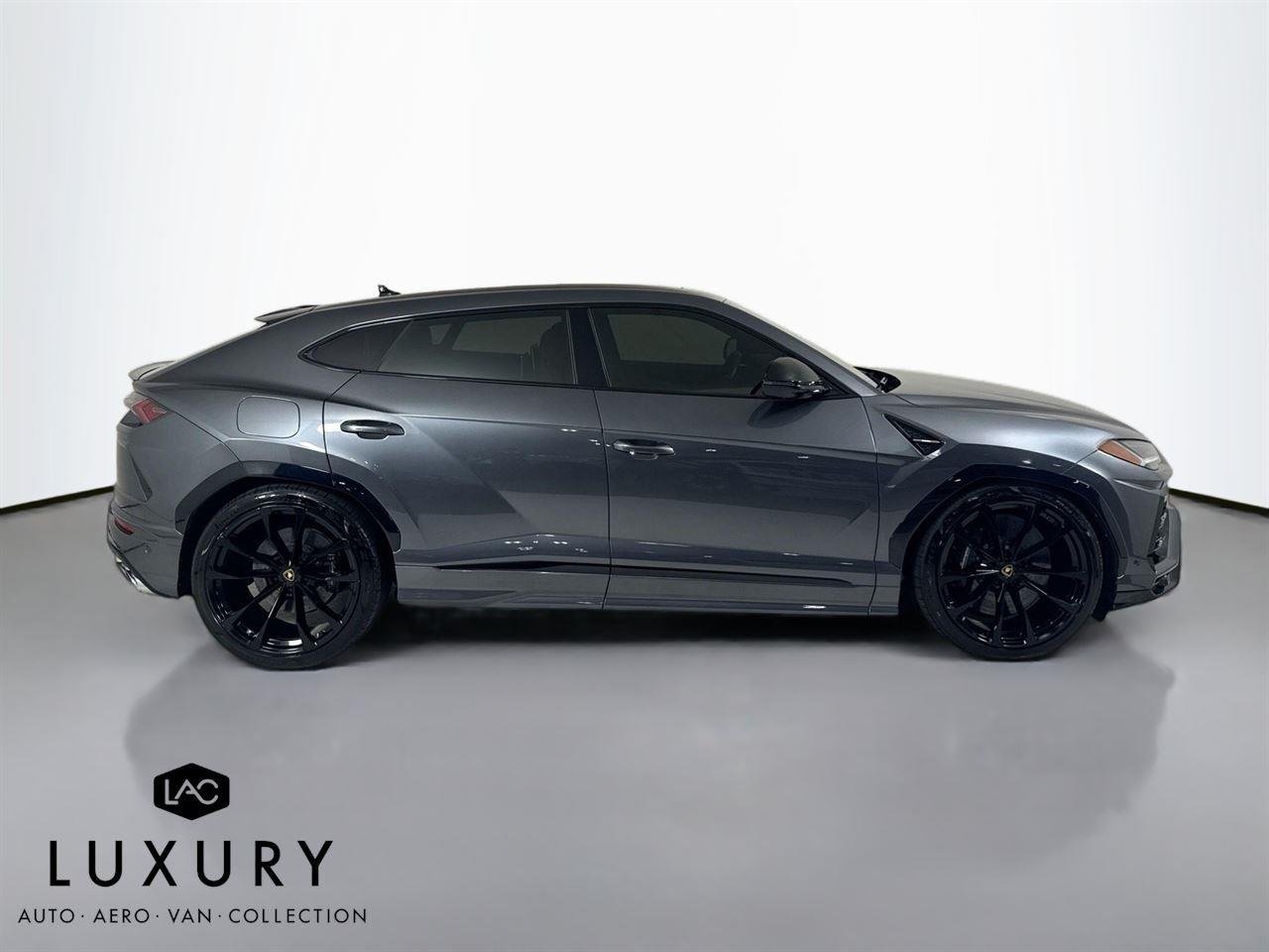 2019 Lamborghini Urus Base photo 3