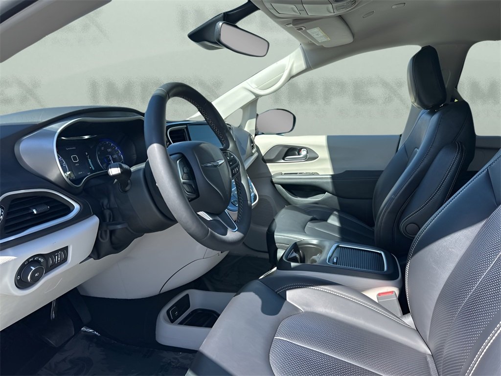 2024 Chrysler Pacifica Touring L photo 9