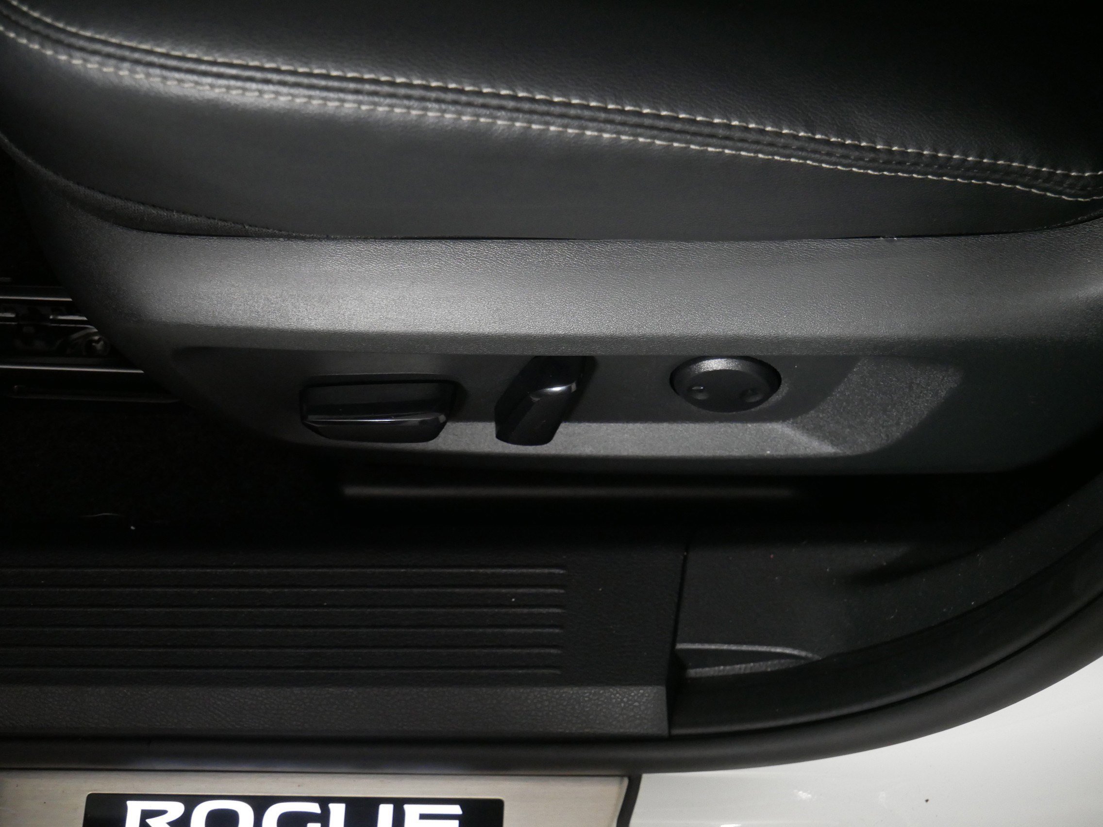 2023 Nissan Rogue SL photo 17