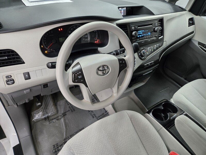 2013 Toyota Sienna LE photo 6