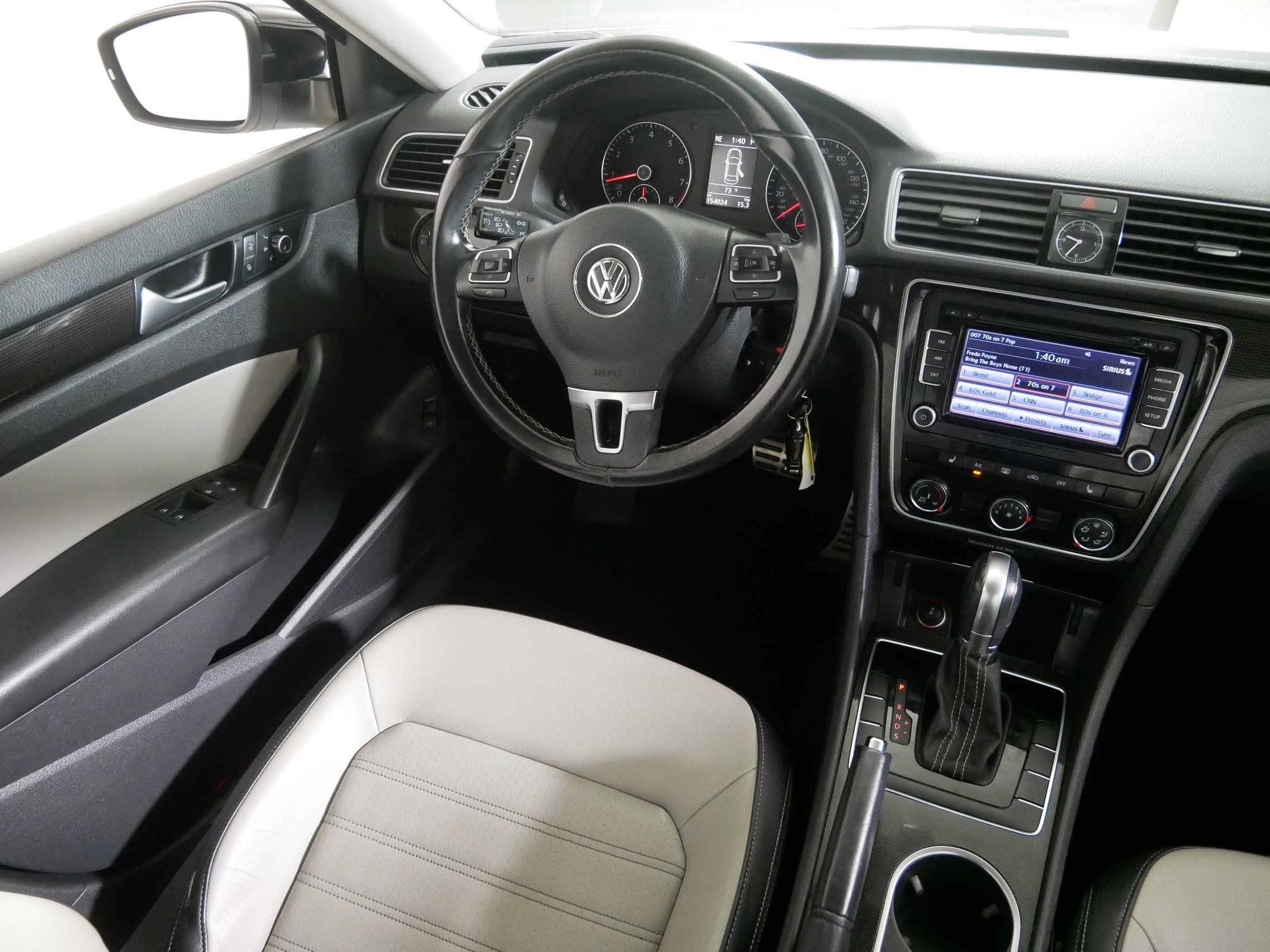 2015 Volkswagen Passat SE photo 9
