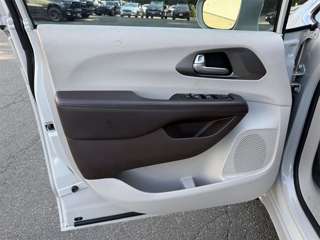 2017 Chrysler Pacifica Touring Plus photo 23