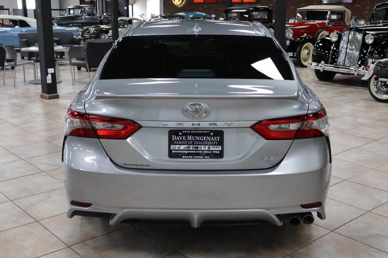 2019 Toyota Camry SE XLE photo 4