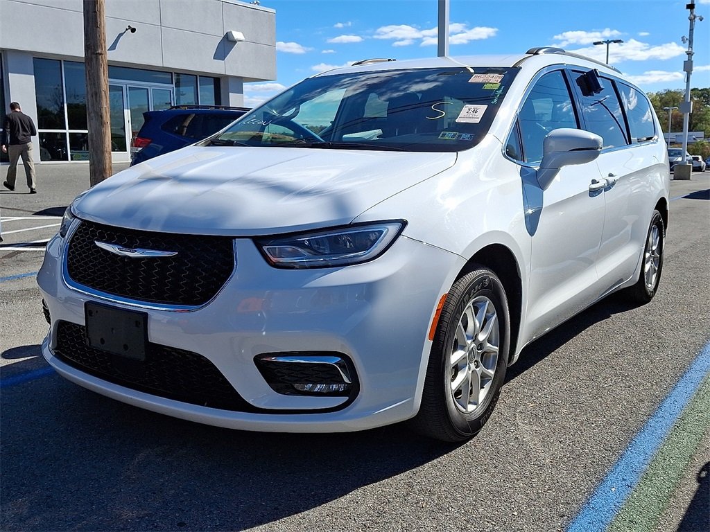 2022 Chrysler Pacifica Touring L photo 3