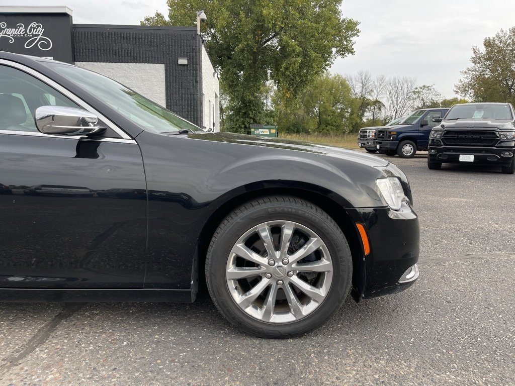 2017 Chrysler 300 C photo 2