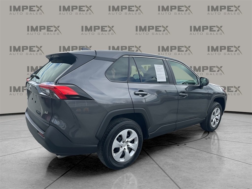 2024 Toyota RAV4 LE photo 4