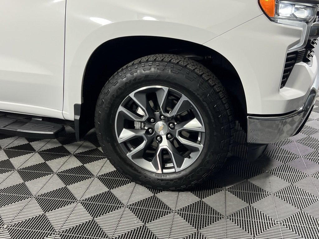 2024 Chevrolet Silverado 1500 LT photo 2