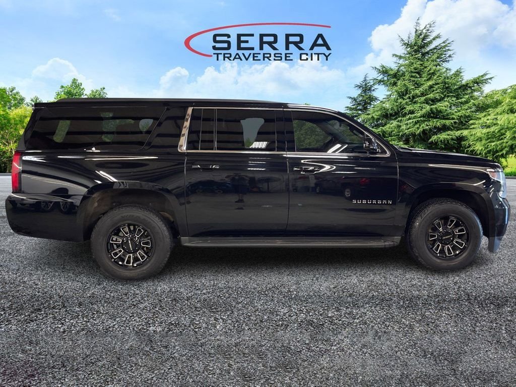 2017 Chevrolet Suburban LT photo 4