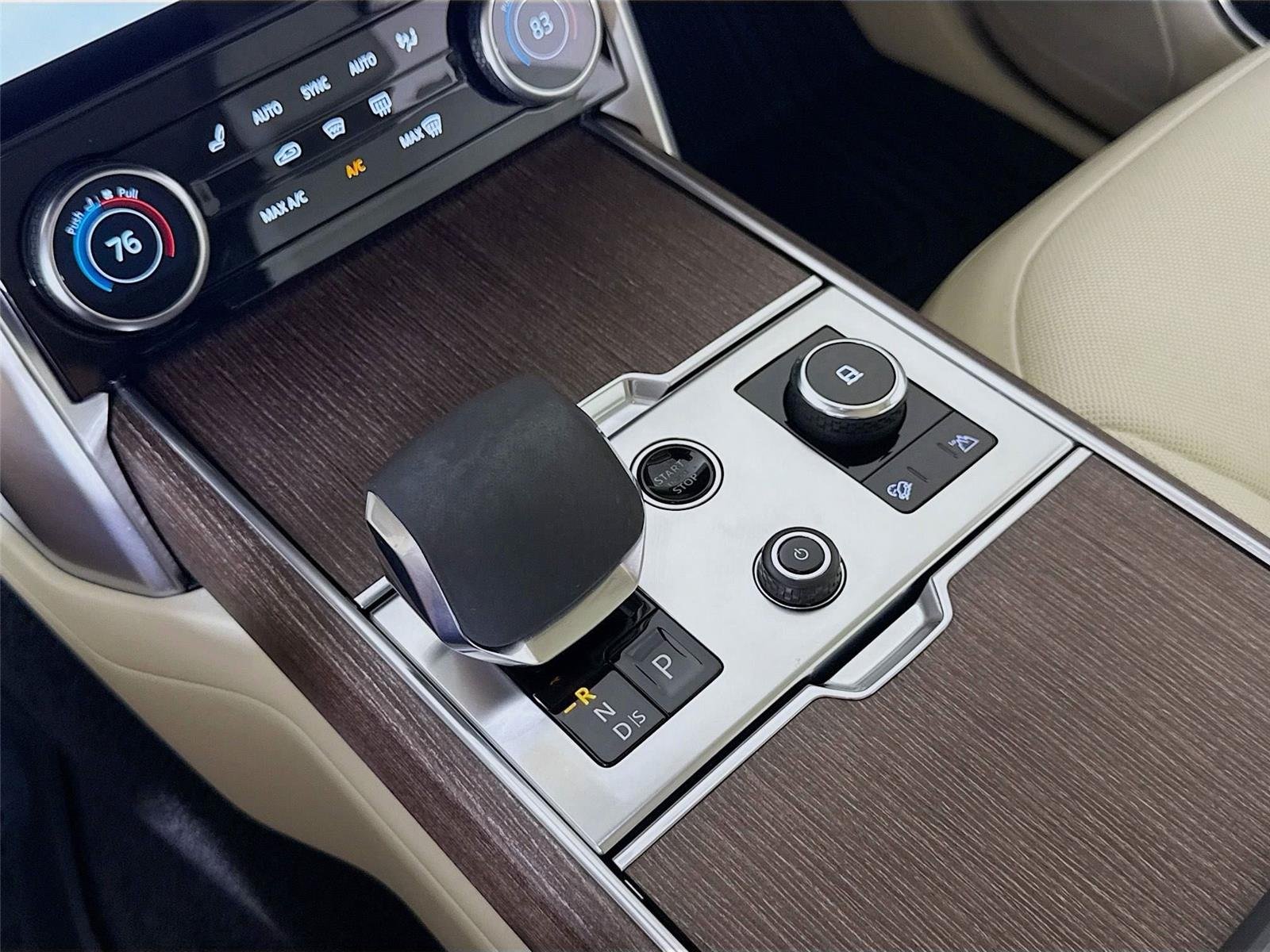2023 Land Rover Range Rover SE photo 19