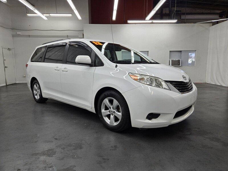 2013 Toyota Sienna LE photo 2