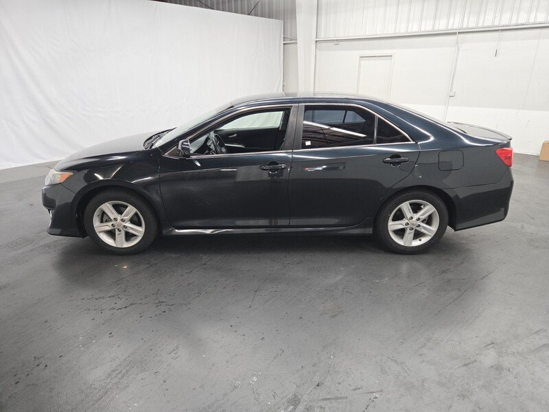 2013 Toyota Camry SE photo 2