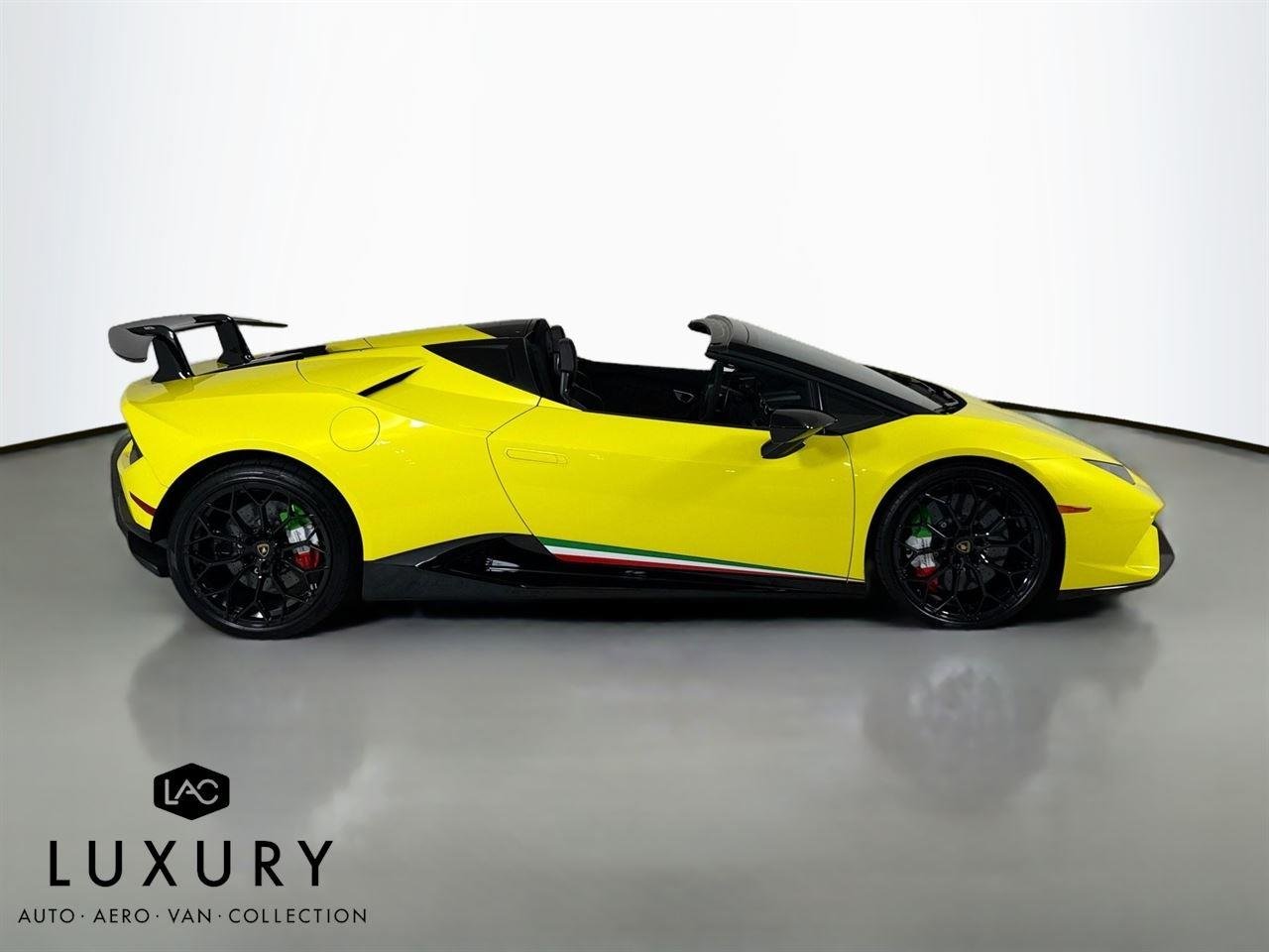 2019 Lamborghini Huracan Spyder Performante photo 3
