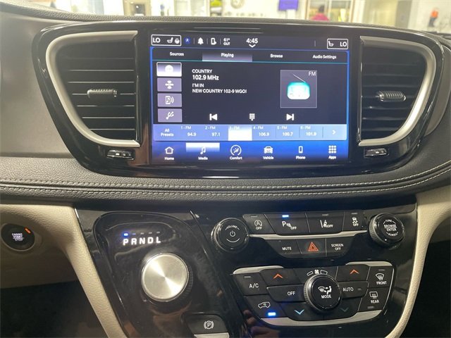 2022 Chrysler Pacifica Touring L photo 16