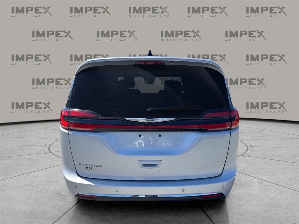 2024 Chrysler Pacifica Touring L photo 4