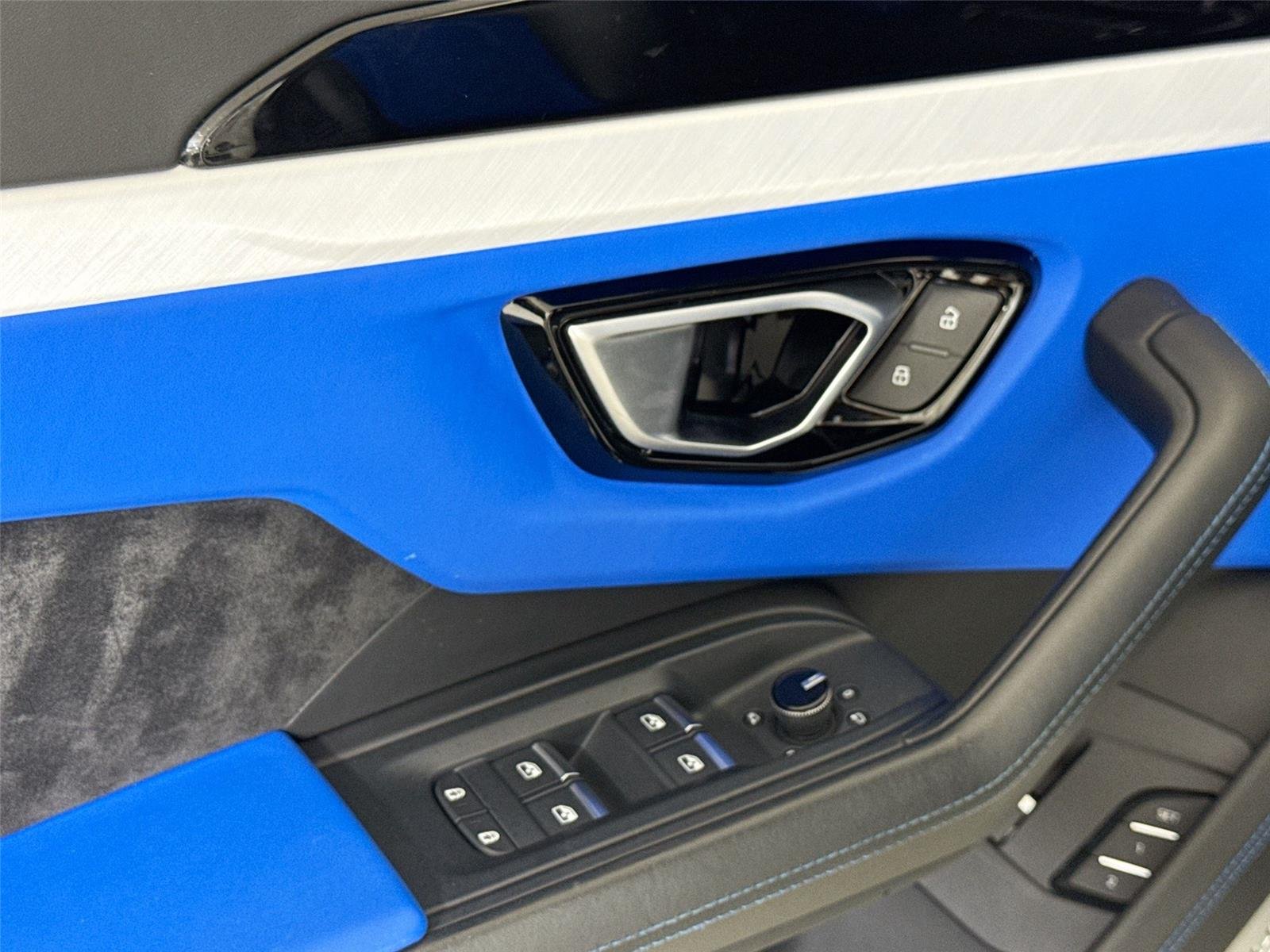 2021 Lamborghini Urus photo 12