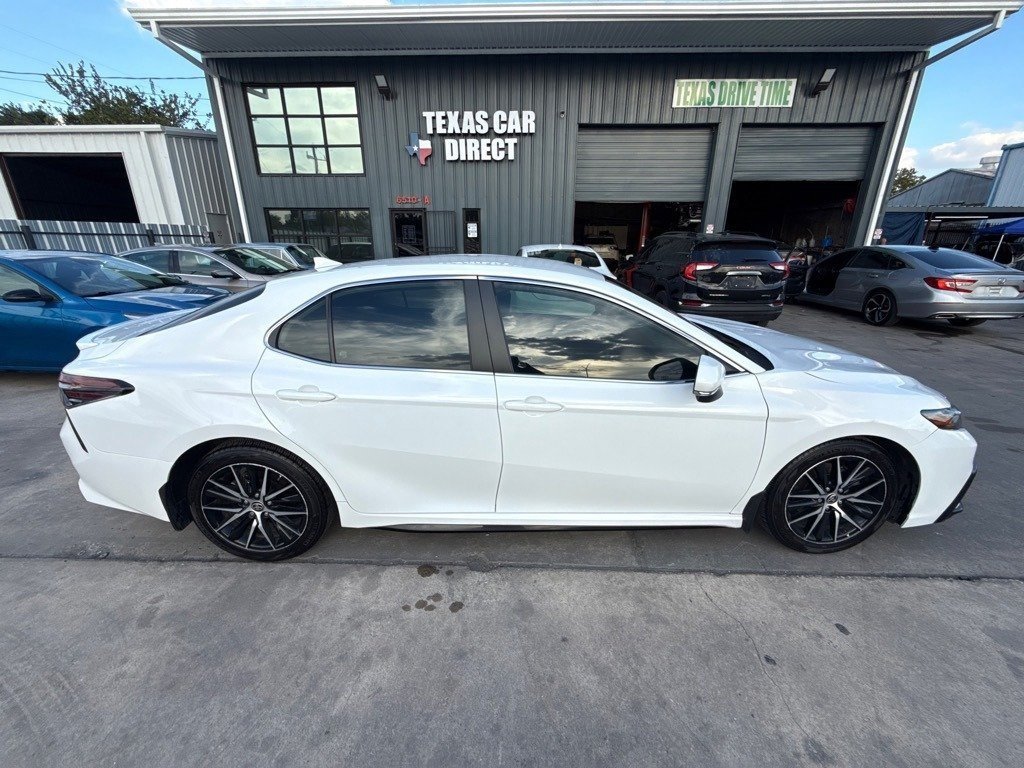 2023 Toyota Camry SE photo 3