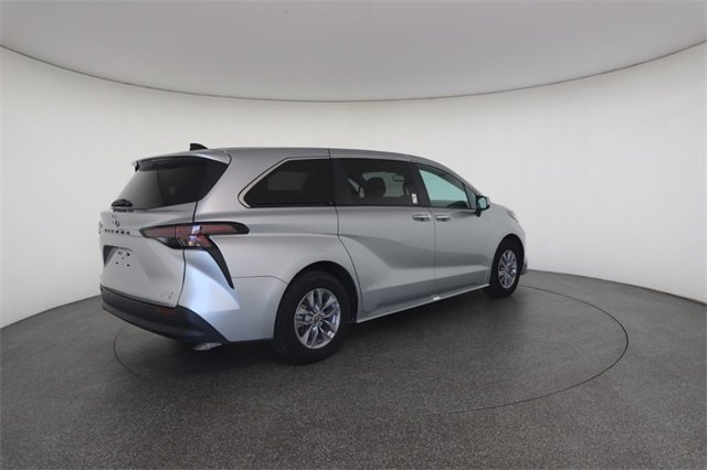 2023 Toyota Sienna XLE photo 19