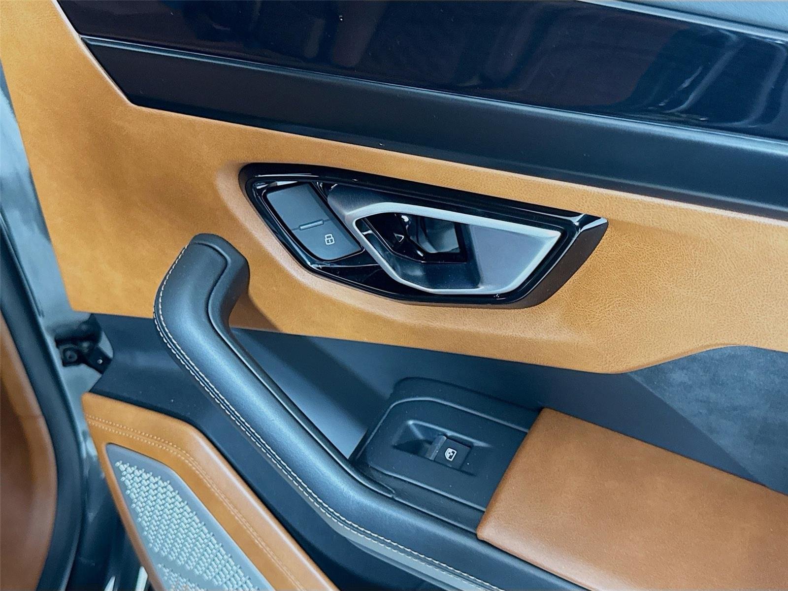 2019 Lamborghini Urus Base photo 29