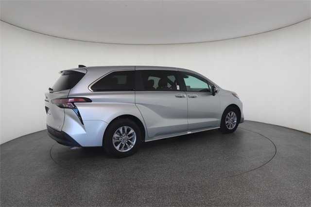 2023 Toyota Sienna XLE photo 20