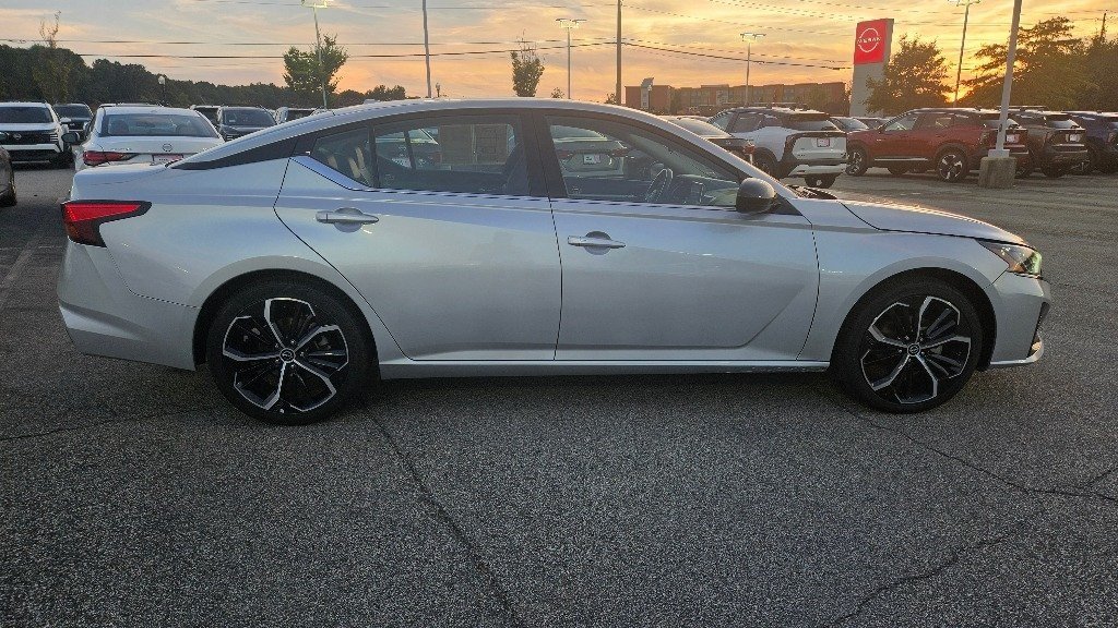 2023 Nissan Altima 2.5 SR photo 3
