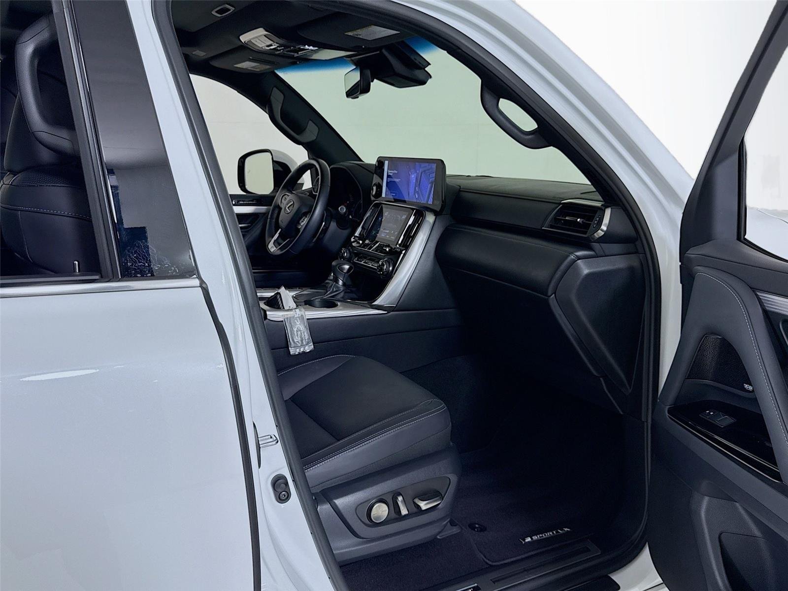 2023 Lexus LX 600 F SPORT photo 29