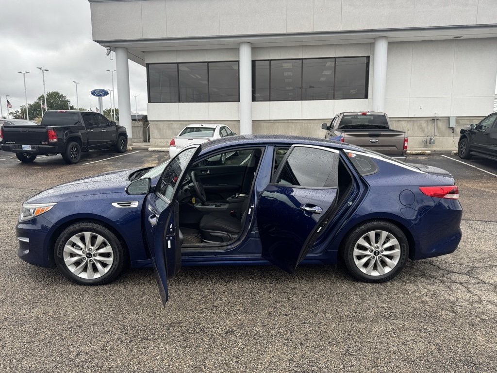 2017 Kia Optima LX photo 4