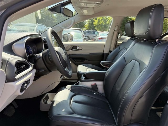 2023 Chrysler Pacifica Hybrid Touring L photo 12