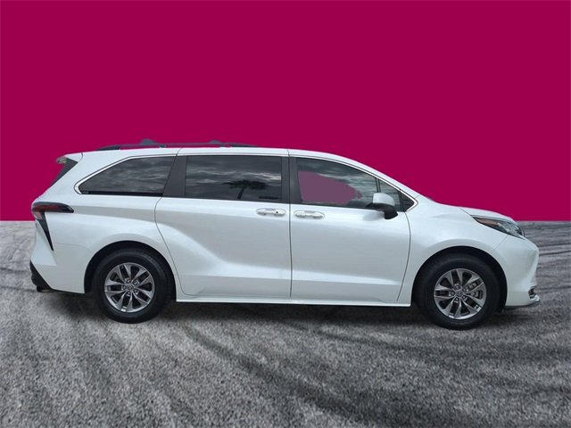 2023 Toyota Sienna XLE photo 3