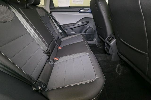 2024 Volkswagen Taos SE photo 18