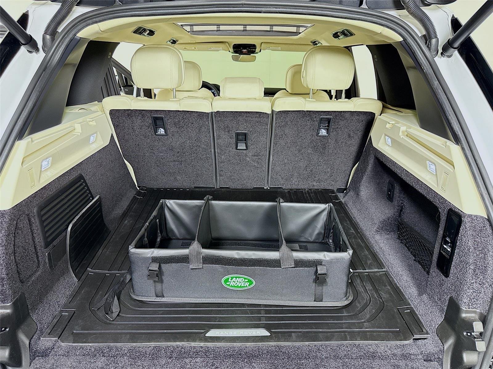 2024 Land Rover Range Rover SE SV photo 24