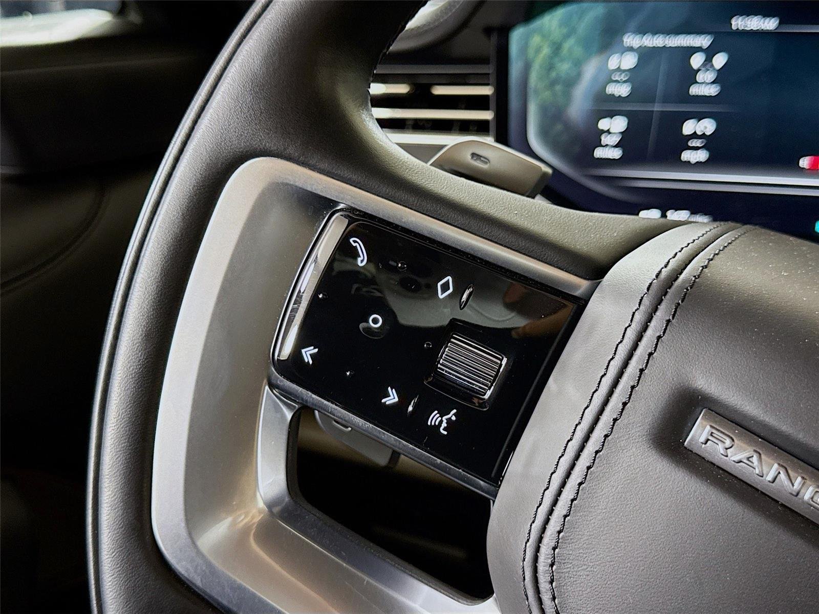 2023 Land Rover Range Rover SV photo 18