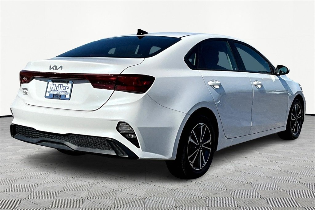 2023 Kia Forte LXS photo 2