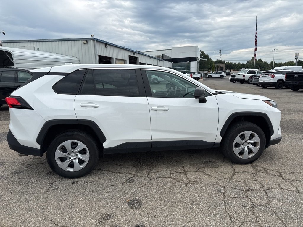 2024 Toyota RAV4 LE photo 4