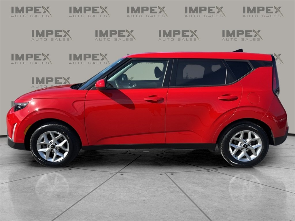 2024 Kia Soul LX photo 2