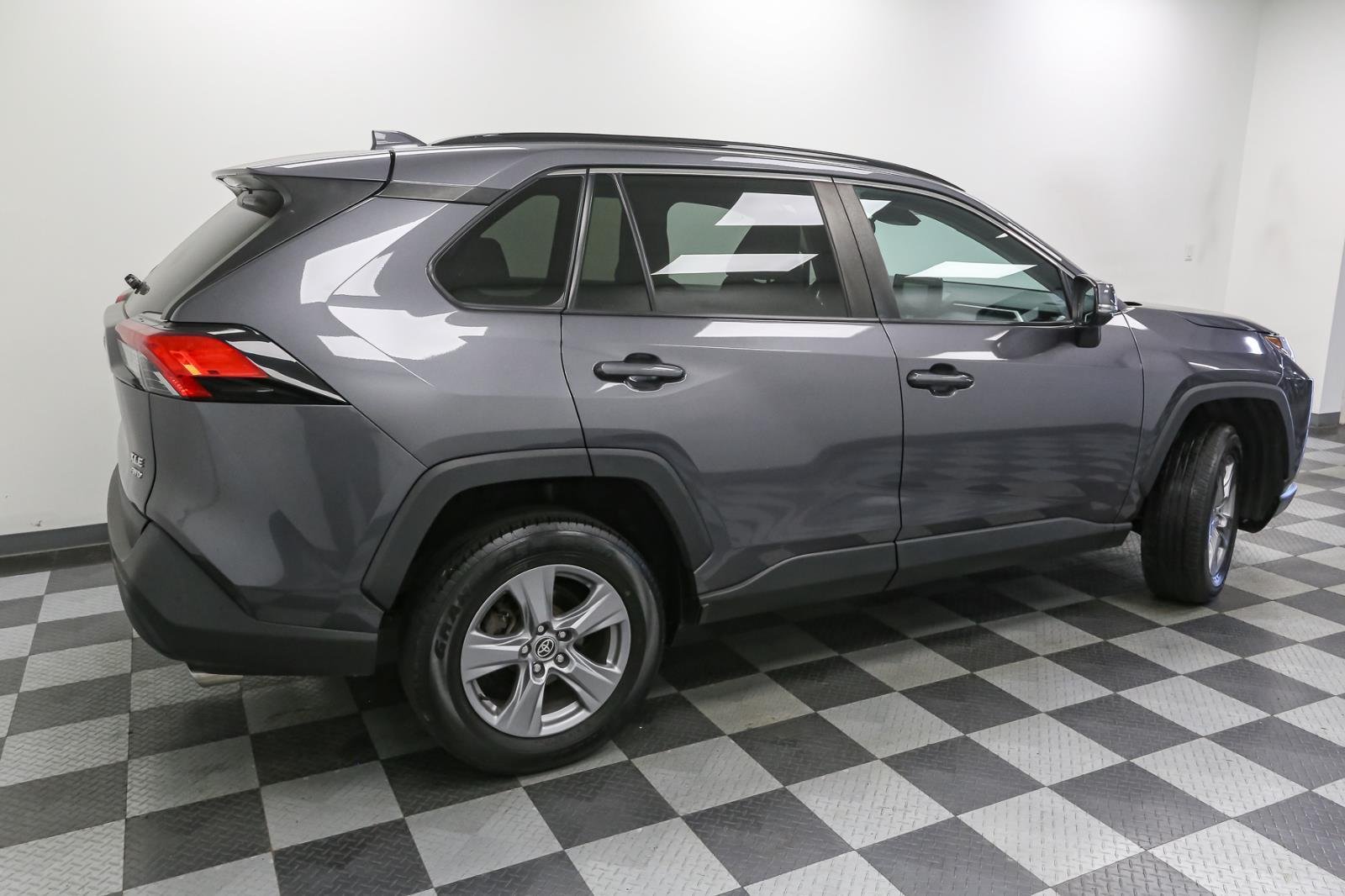 2022 Toyota RAV4 XLE photo 8