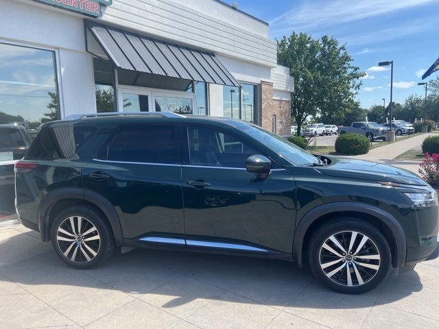 2023 Nissan Pathfinder Platinum photo 3