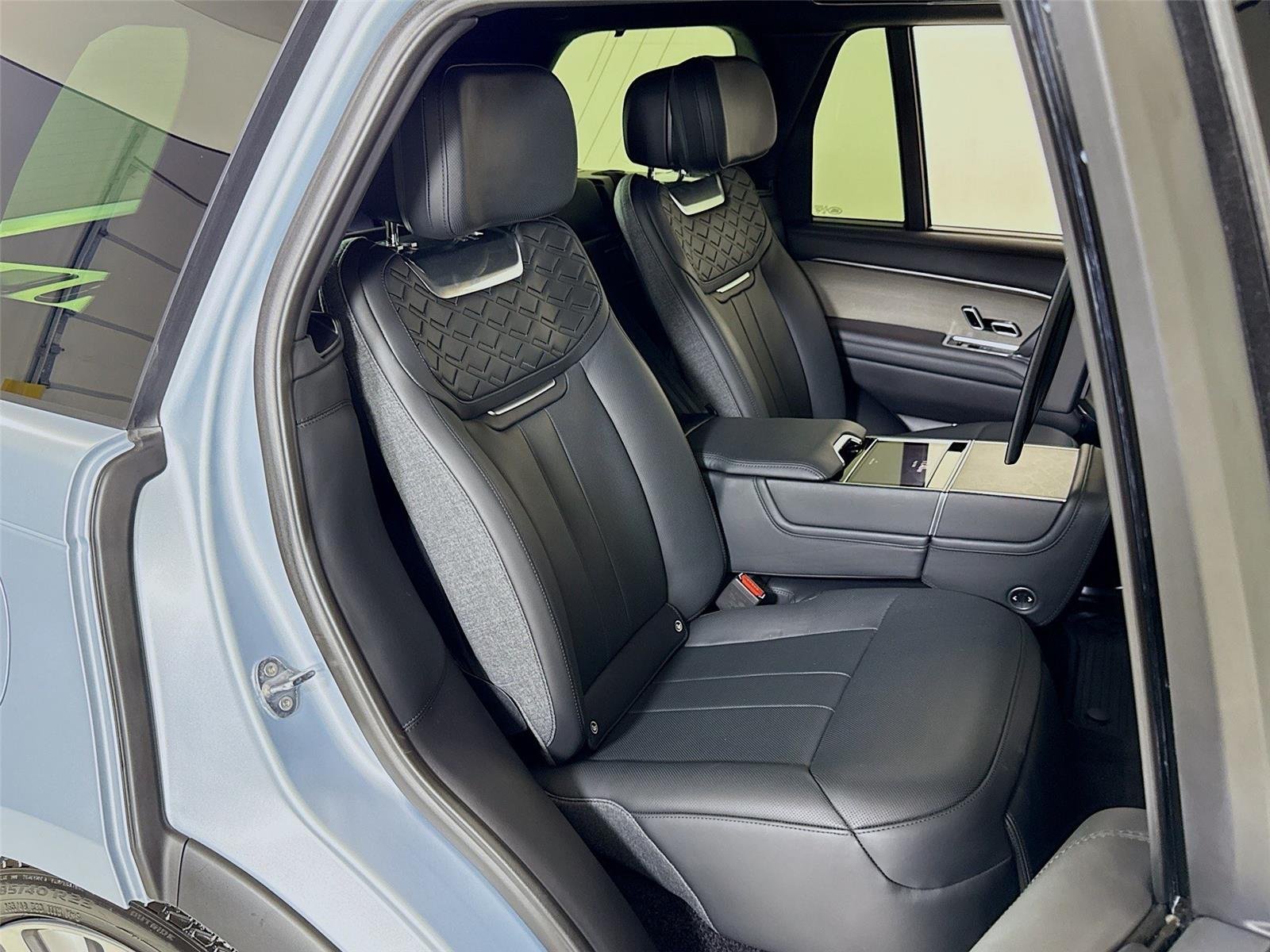 2023 Land Rover Range Rover SV photo 25